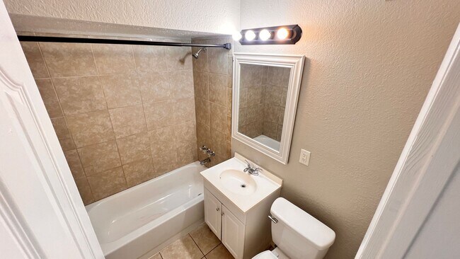 Building Photo - $300 off of a month of rent! Charming 3-Bedroom Home in Deltona! – Pets Welcome (Up to 30 lbs) – ...