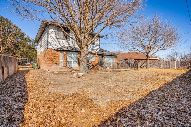 Building Photo - A Two-Story Classic!