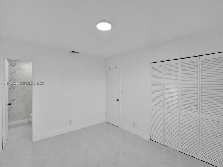 Building Photo - 10051 Winding Lake Rd