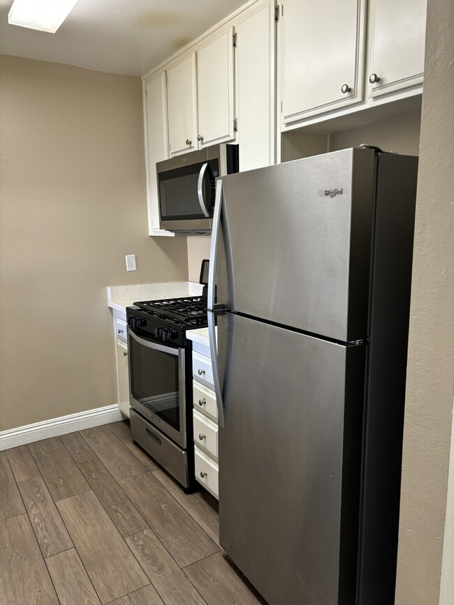 Building Photo - 2-Story, 2-Bedroom Condo Available for Rent