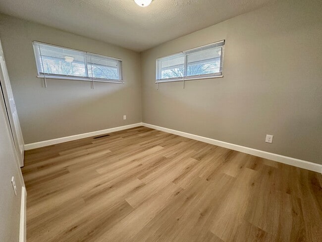 Building Photo - 305 Primrose Ln