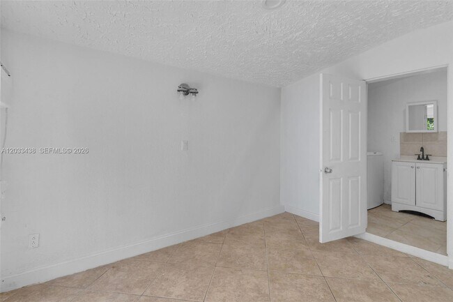 Building Photo - 401 SW 25th Ave