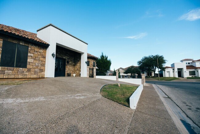 Building Photo - 302 Lake Clark Ct