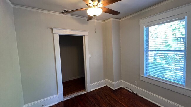 Building Photo - Renovated larg single family home! 2,200+ sf