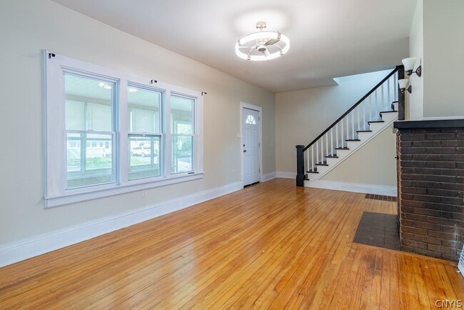 Building Photo - 325 S Midler Ave