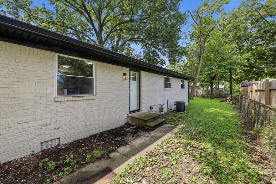 Building Photo - 3660 N Sadlier Dr