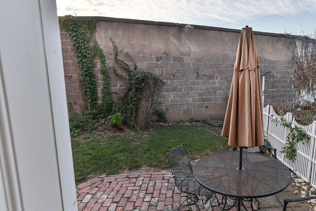 Building Photo - Beautiful 3 Bedroom on Vine St