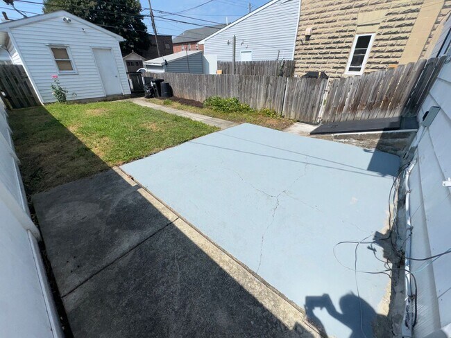 Building Photo - THREE BEDROOM/ONE BATH TWIN