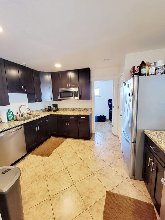 Building Photo - AUGUST PRE-LEASE Updated kitchen, Granite,...