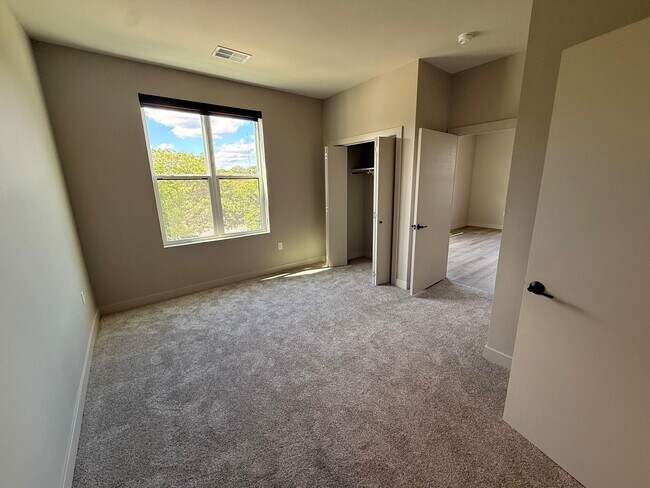 Building Photo - 4810-4810 N Santa Monica Blvd