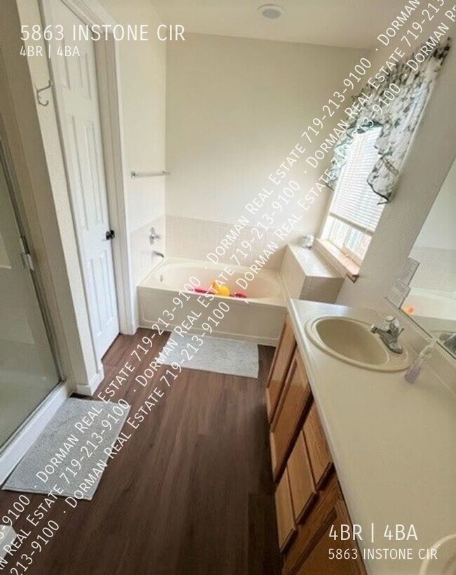 Building Photo - 5863 Instone Cir
