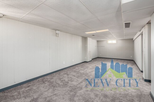 Building Photo - WAIVED APPLICATION FEE THRU! Single Family...