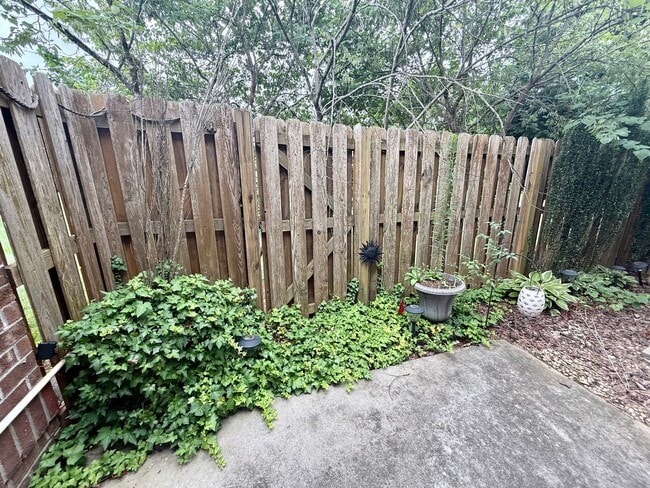 Building Photo - Two bedroom, 2.5 bath condo townhome in Bu...