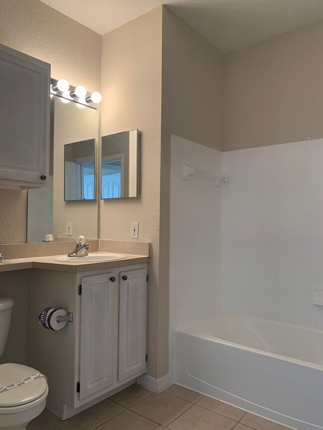 Building Photo - 1br/1ba Visconti Condo with Pond View!
