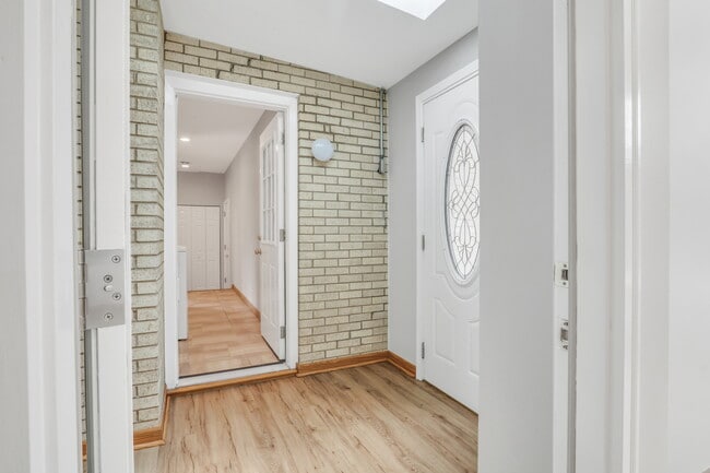 Building Photo - 1206 Lynn Terrace