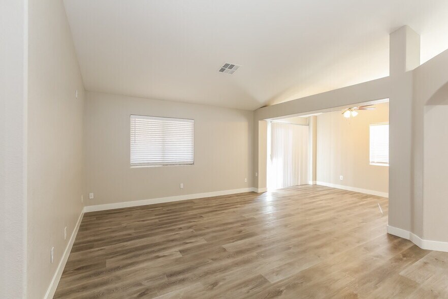 Building Photo - 633 Willowick Ave