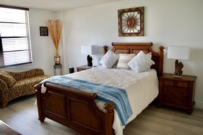 Building Photo - 3725 S Ocean Dr