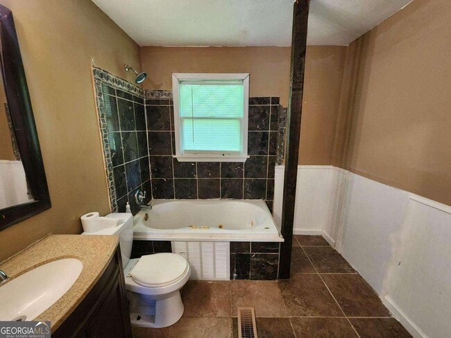 Building Photo - 3220 Memorial Dr