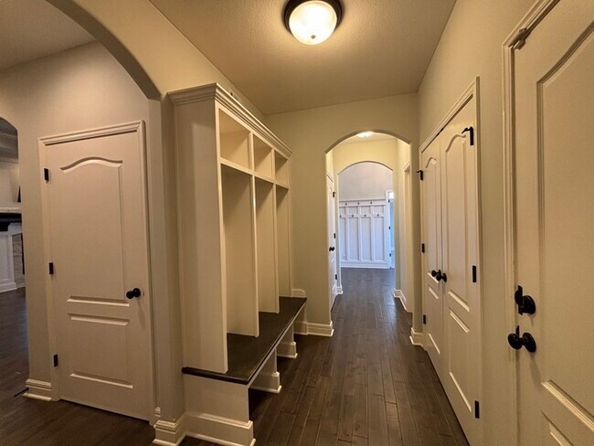 Building Photo - Modern 4BR 3.5 BA w/ Covered Lanai + Community Pool + Dedicated Office in Olathe