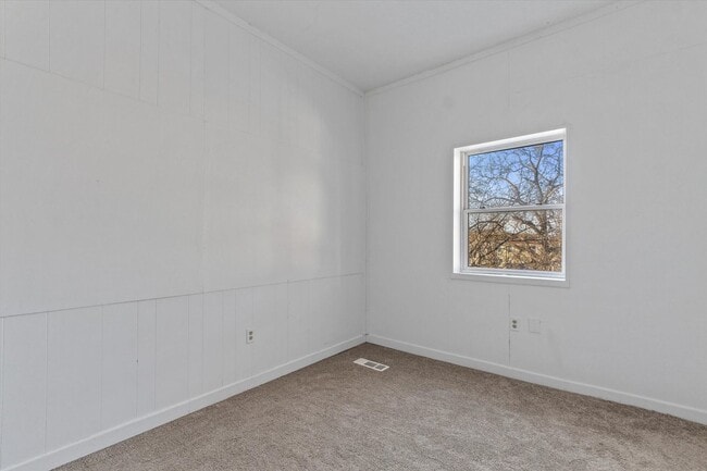 Building Photo - Bright 3 Bedroom, 1.5 Bath Home with Private Yard!