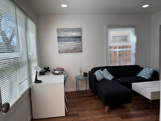 Building Photo - Downtown Sacramento 2 Bedroom, 1 Bath 850 sqft. Townhome for Lease.