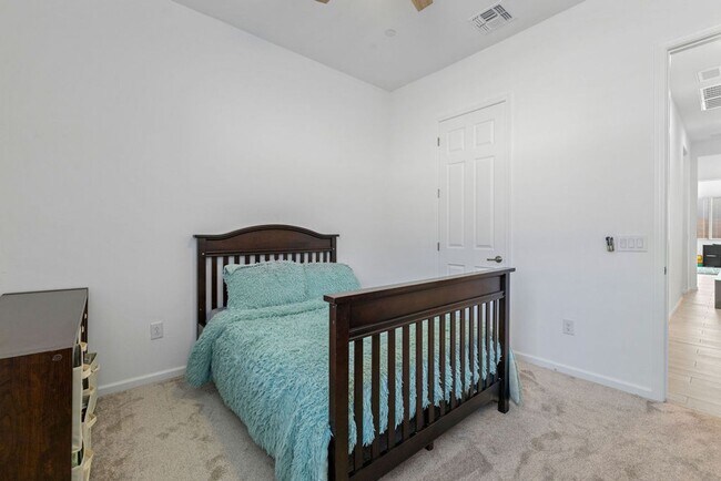 Building Photo - Newer Single Story 5 Bedroom 3 Bath Home in Vail