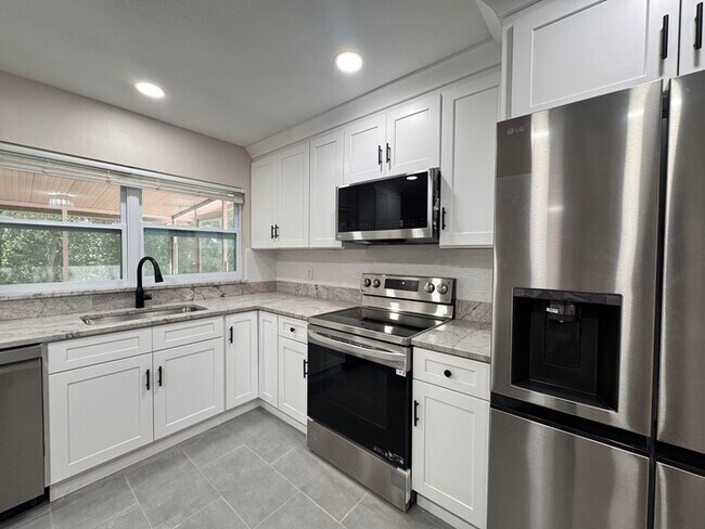 Building Photo - Fully Renovated Palm Harbor Home