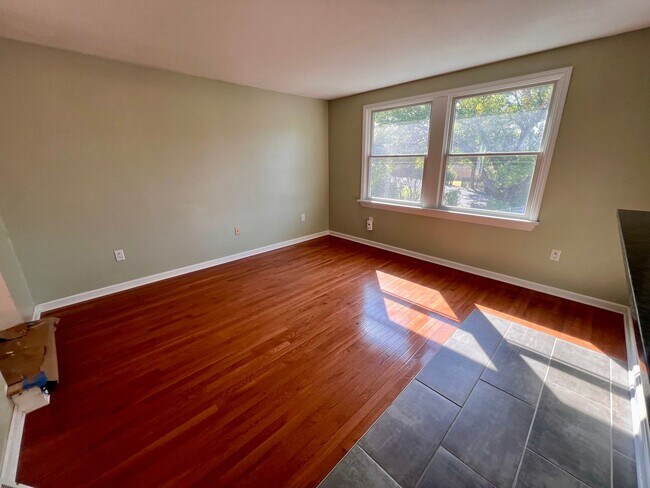 Building Photo - Pittsburgh - 2 Bedroom 1.5 Bathroom - Home...