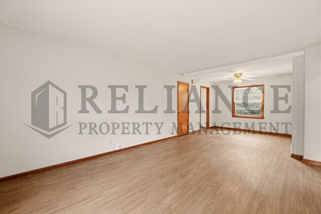 Building Photo - 374 N Hillcrest St
