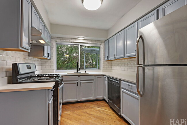 Building Photo - 1540 N Pepper Tree Dr