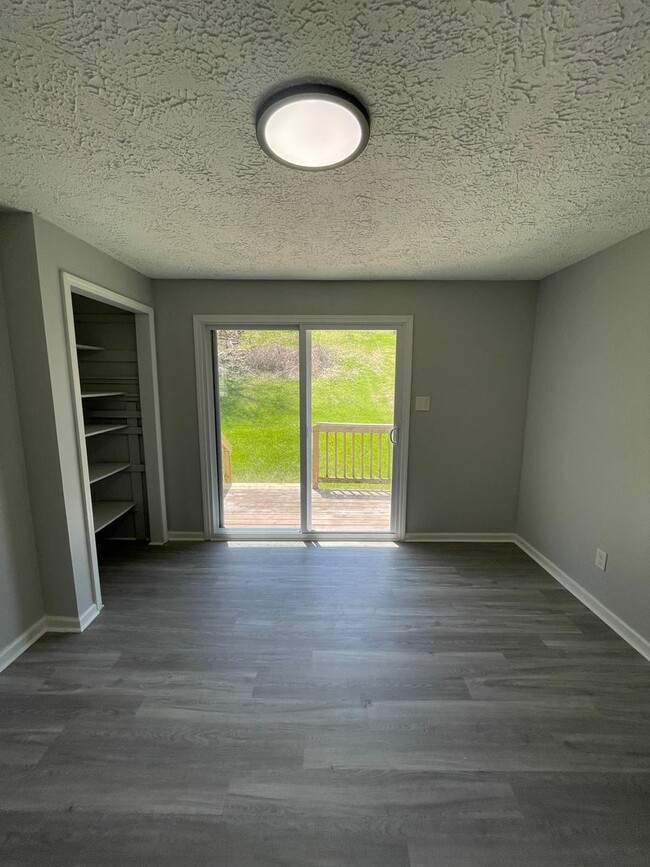 Building Photo - Freshly Renovated 3 Bedroom Ranch with Mod...
