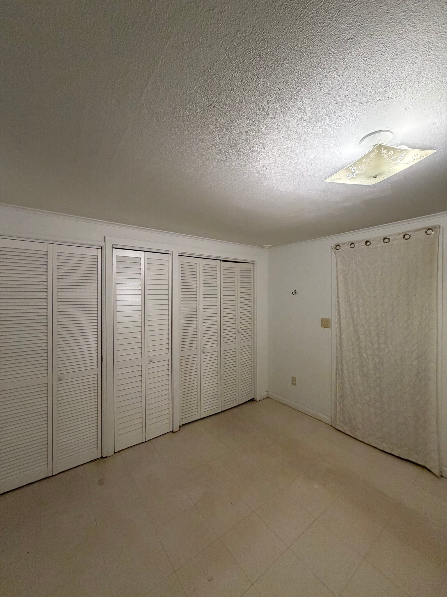 Building Photo - 205 Strawberry Ln