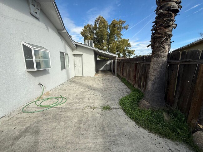 Building Photo - Great Location Near Hwy 41 – 3 Bedroom Home with Big Backyard!