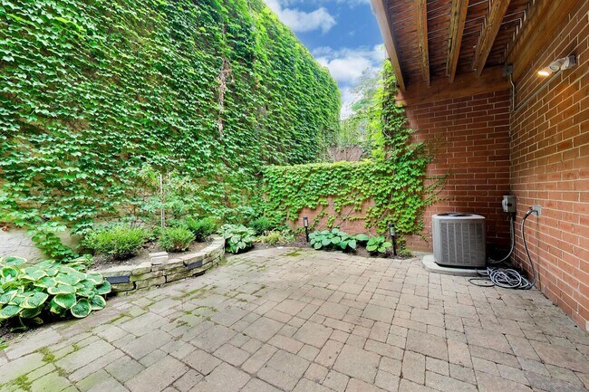Building Photo - 171 W Goethe St