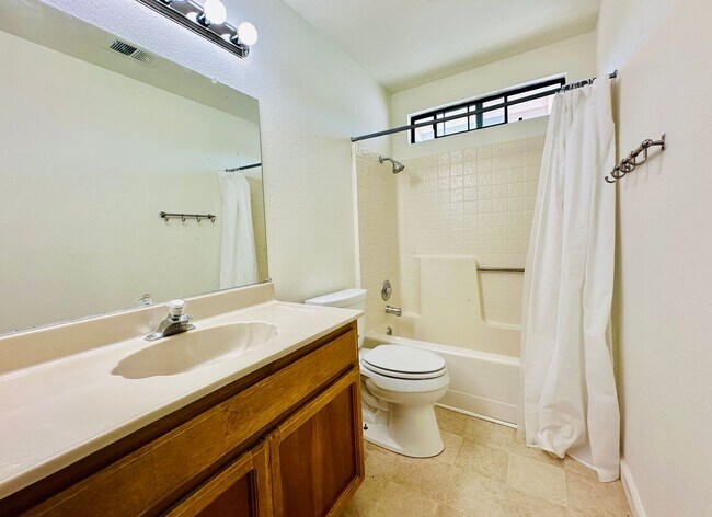 Building Photo - 1537 Yarberry Dr