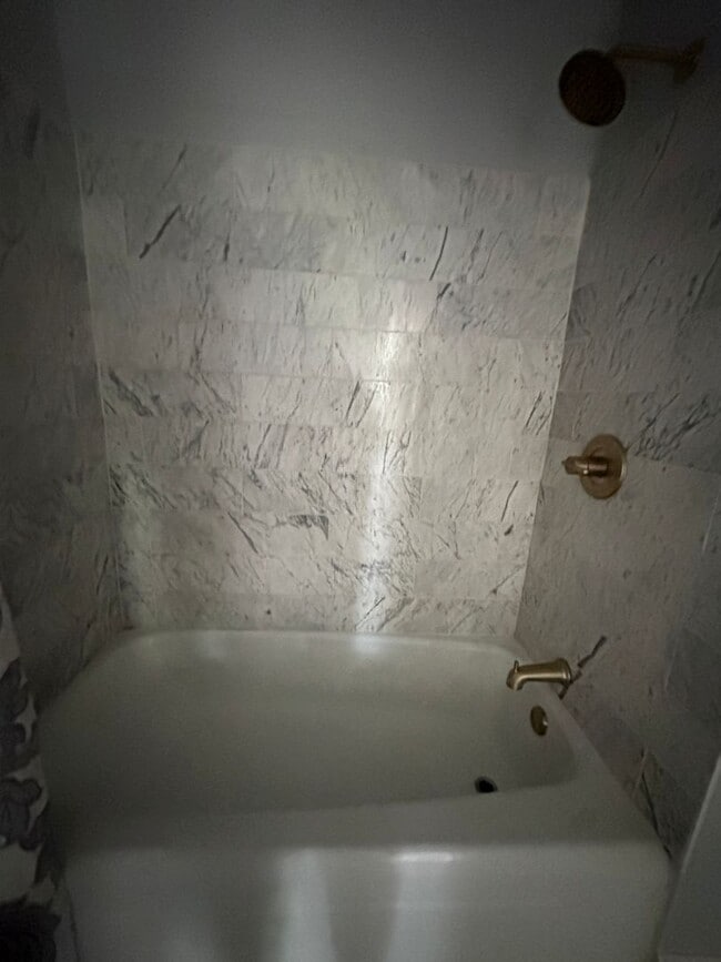 Building Photo - 410 Glover Ave