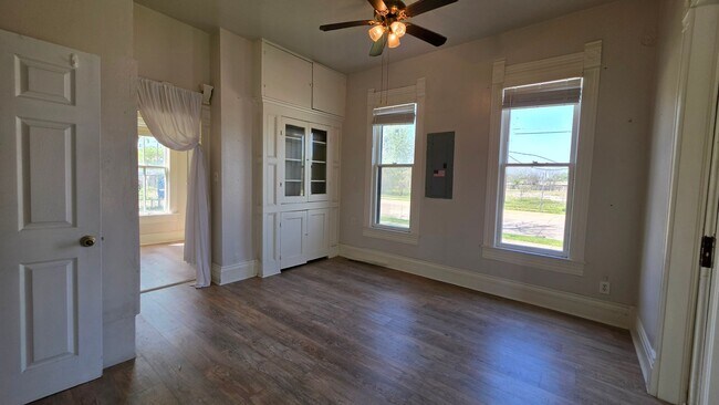 Building Photo - 145 N Kealy Ave