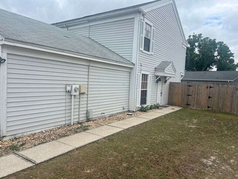 Building Photo - 12325 Villager Ct