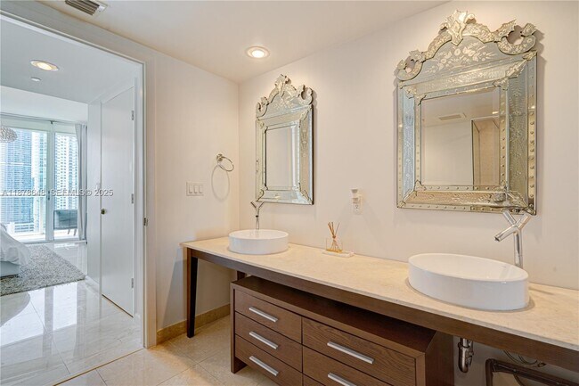 Building Photo - 495 Brickell Ave