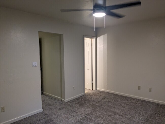 Building Photo - 562 Teal Ln