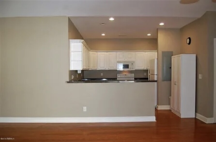 Building Photo - 8 Lagaree Ct