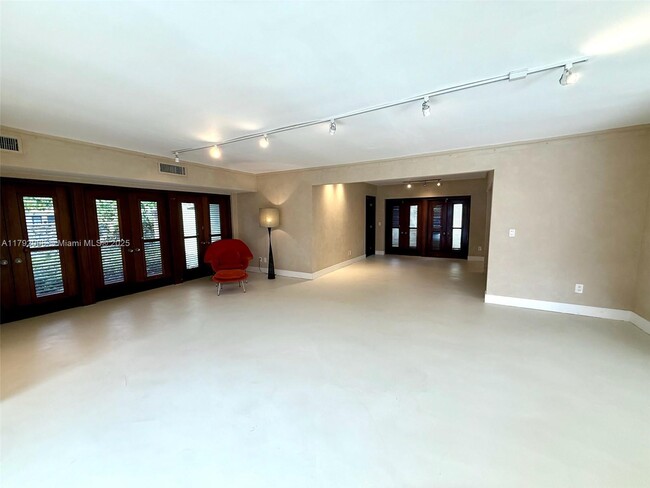 Building Photo - 900 S Shore Dr