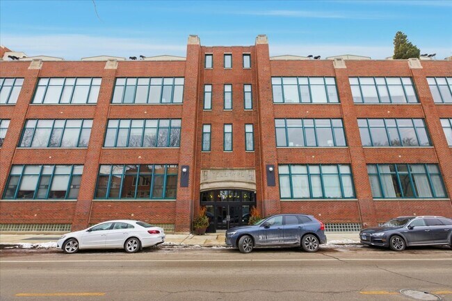 Building Photo - 2600 N Southport Ave