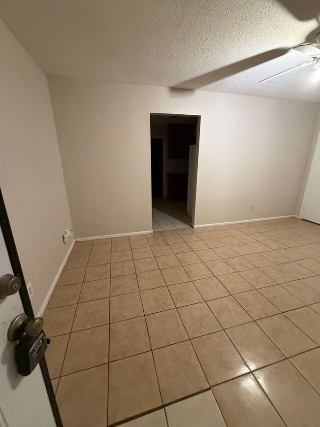 Building Photo - Cute one bedroom