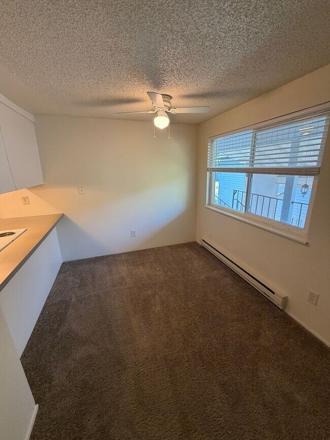 Building Photo - (858) Fox Fire - 2 Bedroom / 1 Bathroom