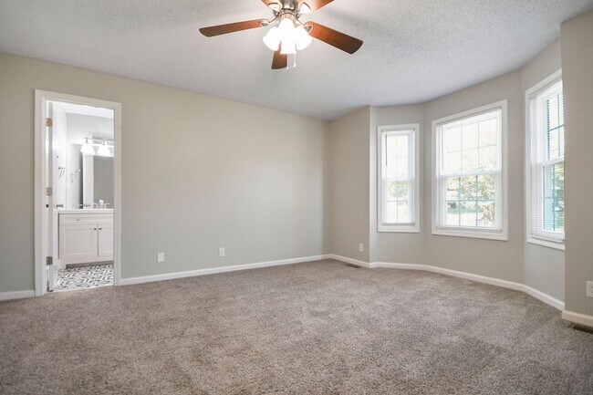 Building Photo - Updated Three Bedroom!