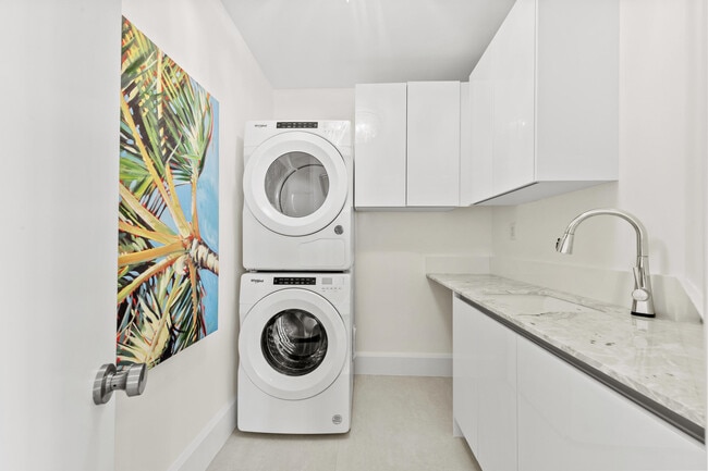 Building Photo - 3100 N Ocean Dr