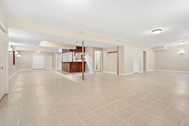 Building Photo - 115 Clover Dr