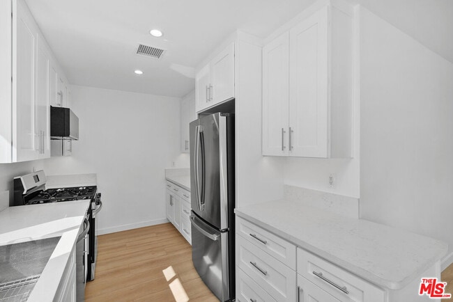 Building Photo - 7823 Kenyon Ave