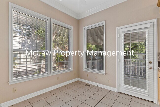 Building Photo - 302 W Spring St